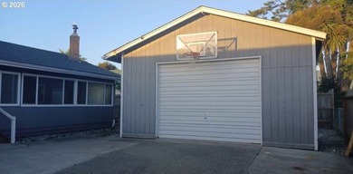Completely renovated single-level coastal retreat with dual - photo 5