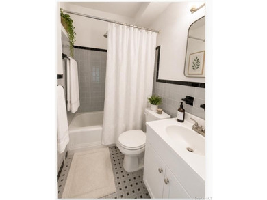 3BR/2 Bth Corner Unit with Park Views Bright and beautifully - photo 9