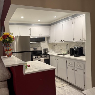 Charming one-bedroom, one-bathroom condominium located in - photo 6