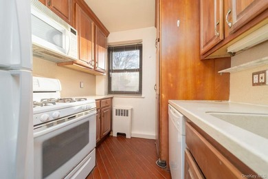 Welcome to 8 West Mill Drive, a beautifully maintained 1-bedroom - photo 9