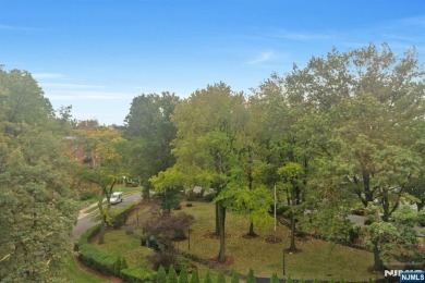 TOP FLOOR, 1 Bedroom/1 Bath quiet and bright move-in ready unit