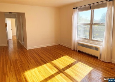 TOP FLOOR, 1 Bedroom/1 Bath quiet and bright move-in ready unit