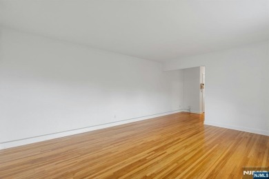 TOP FLOOR, 1 Bedroom/1 Bath quiet and bright move-in ready unit