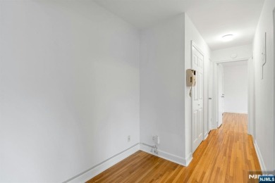 TOP FLOOR, 1 Bedroom/1 Bath quiet and bright move-in ready unit