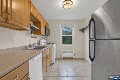 TOP FLOOR, 1 Bedroom/1 Bath quiet and bright move-in ready unit