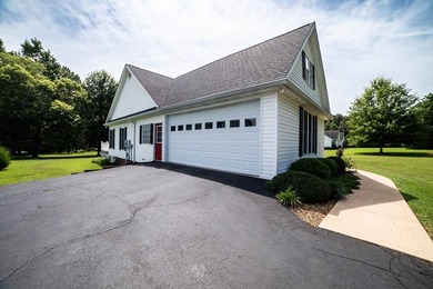 LOCATION, LOCATION, LOCATION! Highly desirable, friendly - photo 3