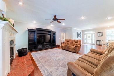 LOCATION, LOCATION, LOCATION! Highly desirable, friendly - photo 8