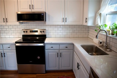 Seller finance available. 3B/2B w/ 2 additional flex rooms - photo 4