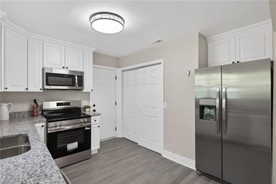 Come see this recently renovated 3-bedroom, 2-full bath brick - photo 9