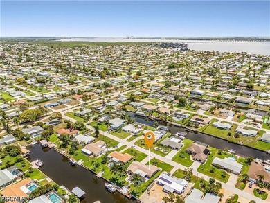 This beautifully updated residence offers 3 bedrooms, 2 - photo 31
