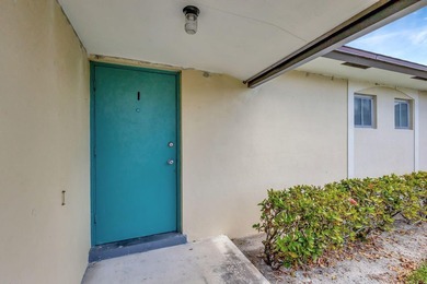 Nicely kept 1/1 in the heart of WPB. Bus line and grocery stores - photo 6