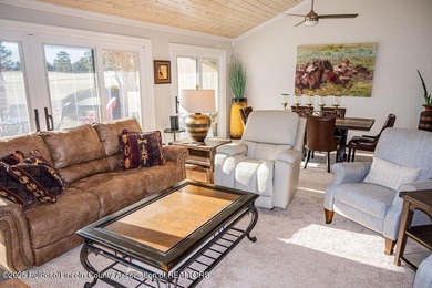 Beautifully upgraded & fully furnished, this 3-bedroom, 3-bath - photo 24