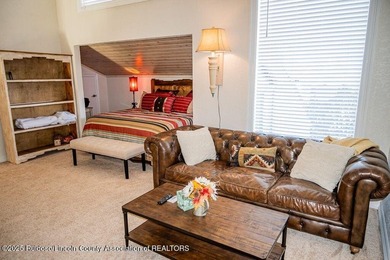 Beautifully upgraded & fully furnished, this 3-bedroom, 3-bath - photo 50