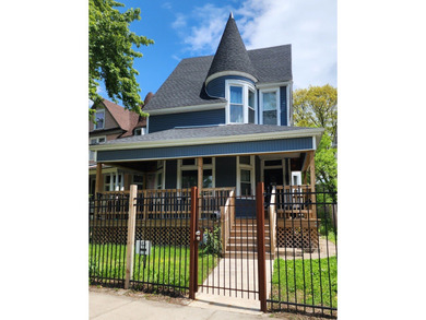 (private lake, pond, creek) Home For Sale in Chicago Illinois