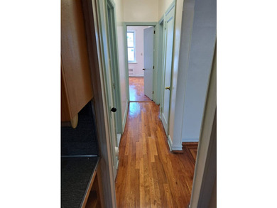 2 Family Ranch in Quiet Brooklyn Neighborhood Conveniently - photo 4