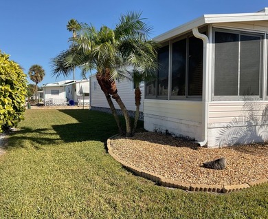 Welcome to your slice of Florida sunshine! This charming - photo 7