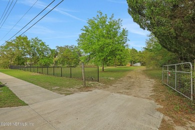 Charming Bungalow on 4.99 Acres on the Water Welcome to your - photo 5