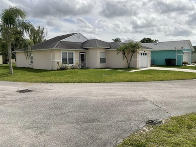 Welcome to this immaculate Home with an open Plan. Enjoy an - photo 6