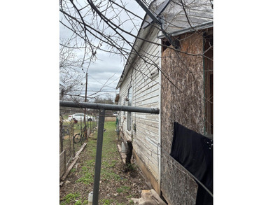Property has 2 one bedroom, 1 bath apts. in the rear for rent - photo 13