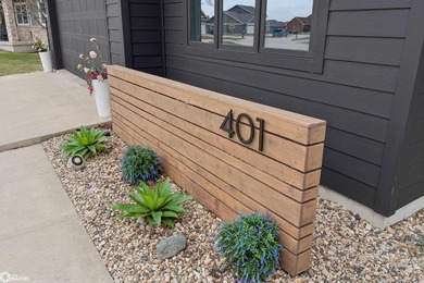 Gorgeous doesn't even begin to describe this 4 bedroom, 3-bath - photo 4