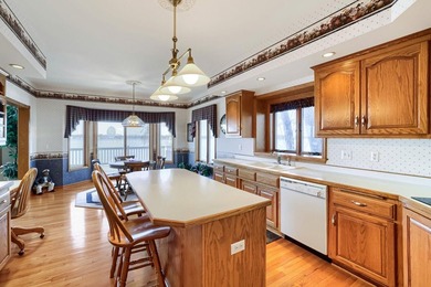 Welcome to the epitome of lakeside living on the shores of - photo 23
