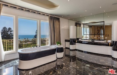 Private Malibu Ocean-View Estate on approx. 5 acres spanning 13 - photo 21