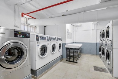 This beautifully updated 1 bedroom co-op offers the perfect - photo 16