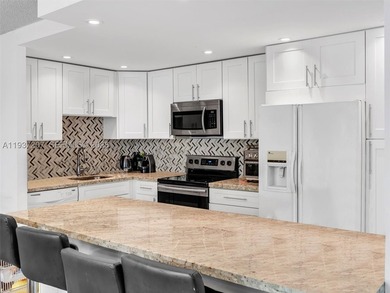 GREAT LOCATION in the heart of Aventura! Spacious 3 Beds/2 Baths - photo 1