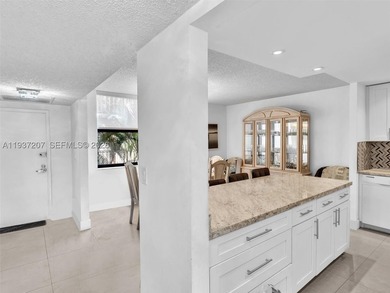 GREAT LOCATION in the heart of Aventura! Spacious 3 Beds/2 Baths - photo 4