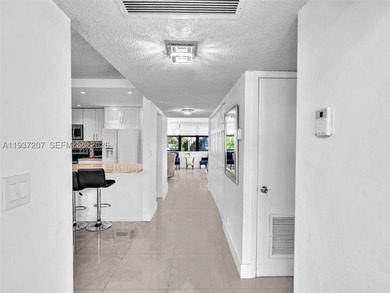 GREAT LOCATION in the heart of Aventura! Spacious 3 Beds/2 Baths - photo 8