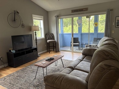 Don't miss out on this desirable top floor end unit offering - photo 12