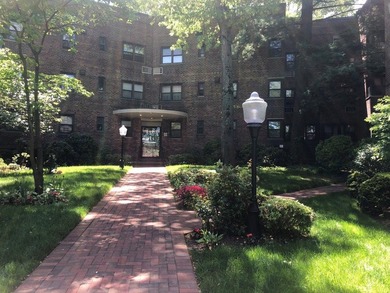 (private lake, pond, coastal) Home Sale Pending in Great Neck New York