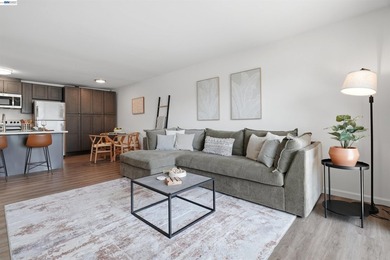 Bright third-floor with city views, stone kitchen, custom closet - photo 4