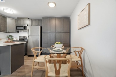 Bright third-floor with city views, stone kitchen, custom closet - photo 9