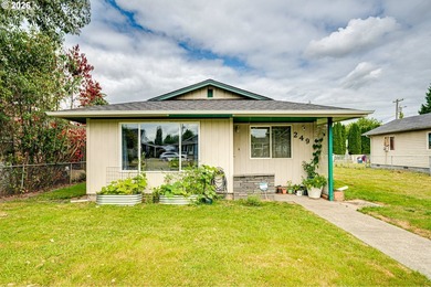 Welcome home to this charming bungalow situated on a spacious - photo 1