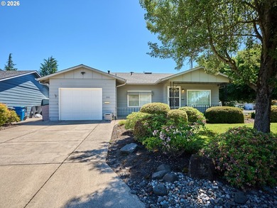 Rare opportunity to own a spacious golf course home on a large - photo 1