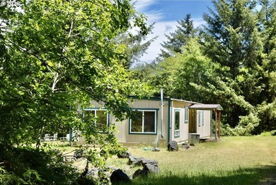 End-of-the-road privacy and breathtaking ocean views await on - photo 11