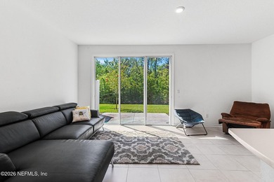 Beautifully maintained 3-bedroom & 2.5-bath townhome built in - photo 3