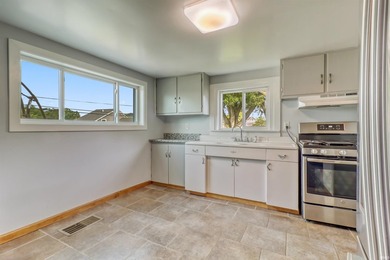 Lake living in this adorable 1 bedroom, 2 full bath year-round - photo 12