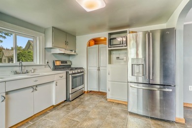 Lake living in this adorable 1 bedroom, 2 full bath year-round - photo 13