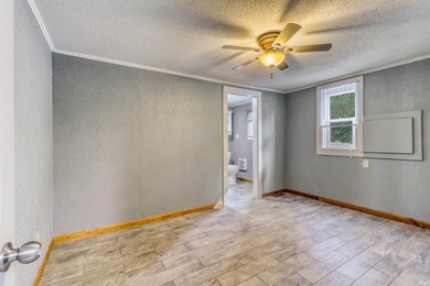 Lake living in this adorable 1 bedroom, 2 full bath year-round - photo 17