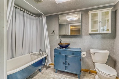 Lake living in this adorable 1 bedroom, 2 full bath year-round - photo 19