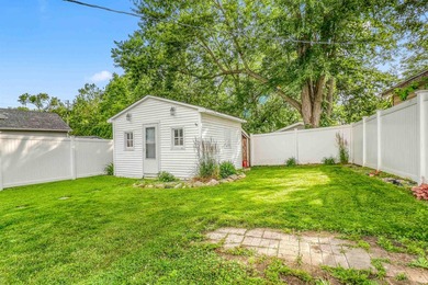 Lake living in this adorable 1 bedroom, 2 full bath year-round - photo 23