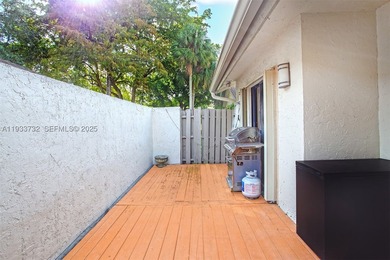 Welcome to easy living in this beautifully updated 3-bedroom - photo 24