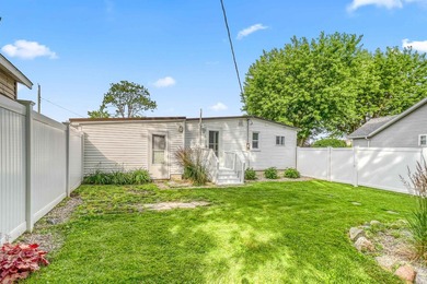 Lake living in this adorable 1 bedroom, 2 full bath year-round - photo 24