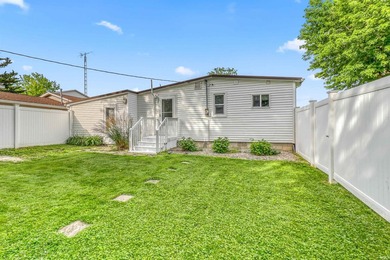 Lake living in this adorable 1 bedroom, 2 full bath year-round - photo 25