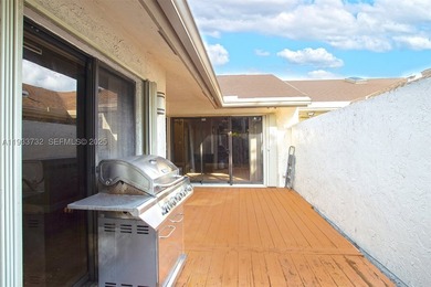 Welcome to easy living in this beautifully updated 3-bedroom - photo 26