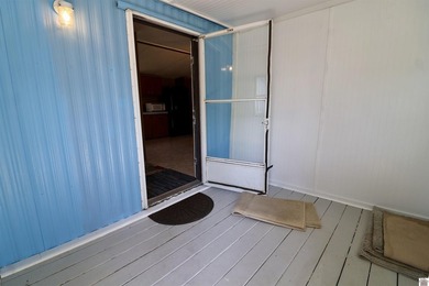 Tired of neighbors breathing down your neck? Welcome to 212 - photo 4