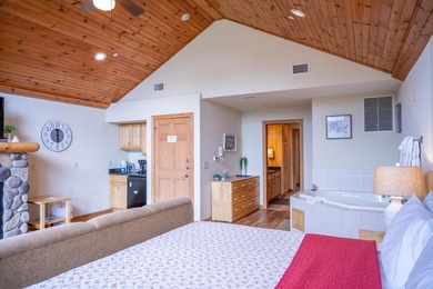 Highly desirable *05* unit condo in an excellent location! This - photo 31