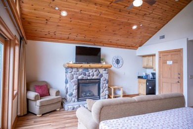 Highly desirable *05* unit condo in an excellent location! This - photo 32